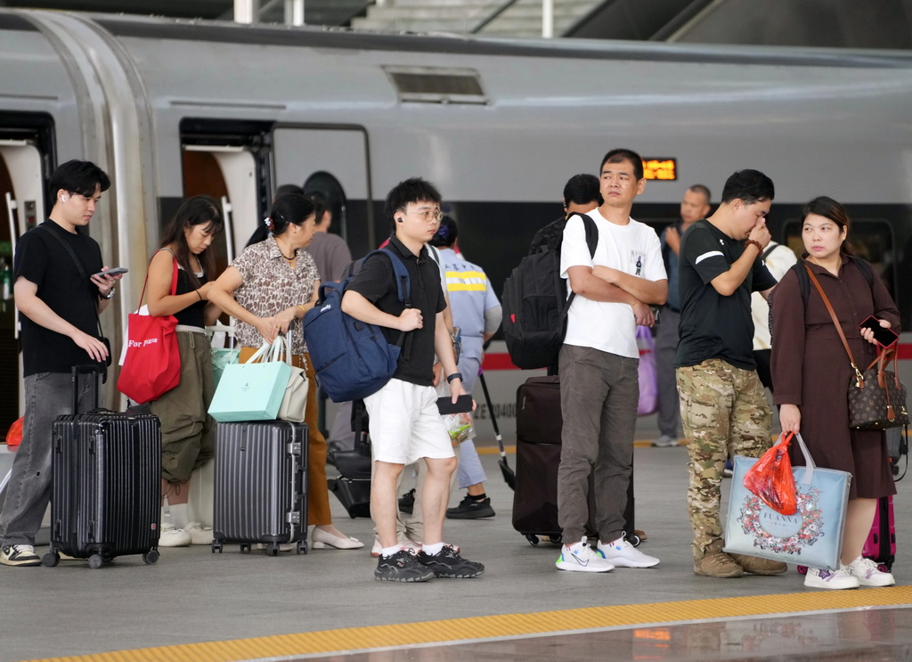 9月25日，旅客在广州南站候车。