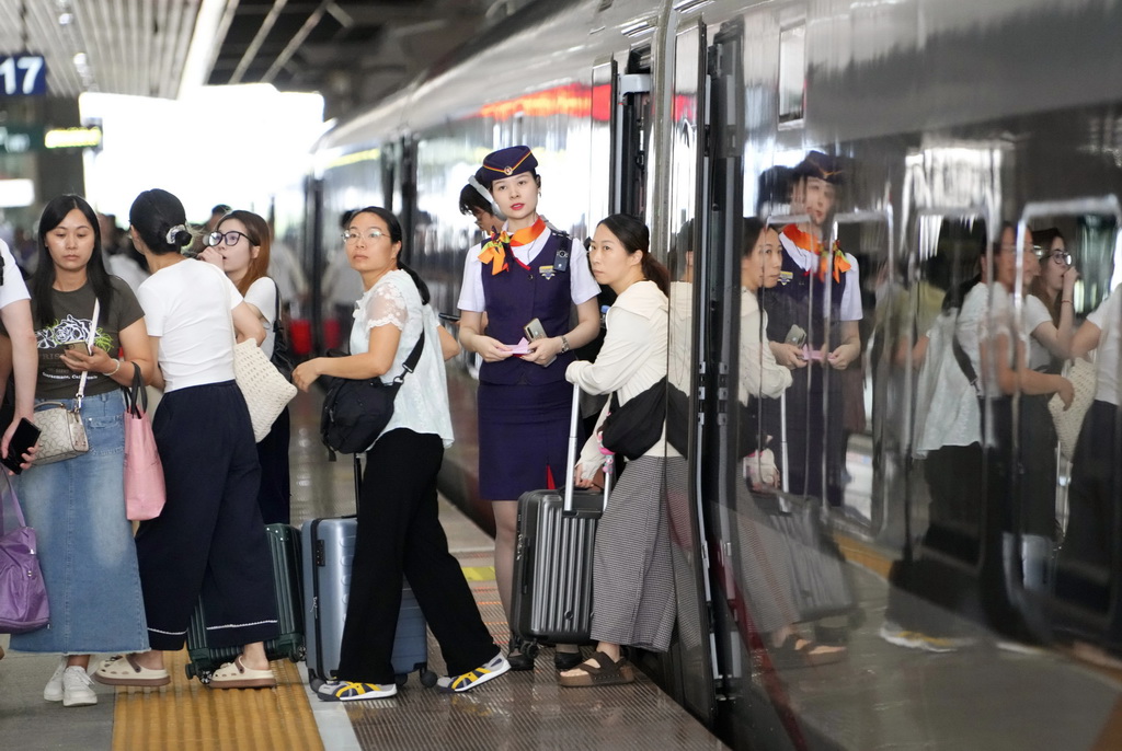 9月25日，旅客在广州南站出行。