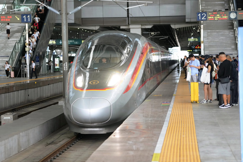 9月25日，旅客在广州南站候车。