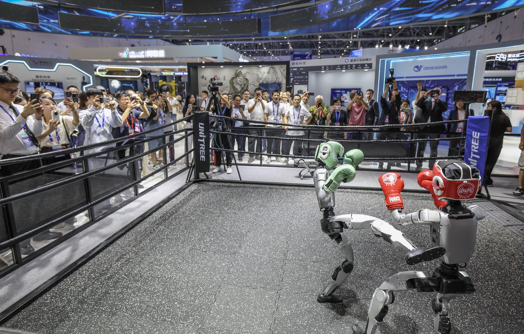 9月25日，在第四届全球数字贸易博览会数智未来主题展区的杭州六小龙专区，宇树科技的人形机器人在进行格斗擂台赛。