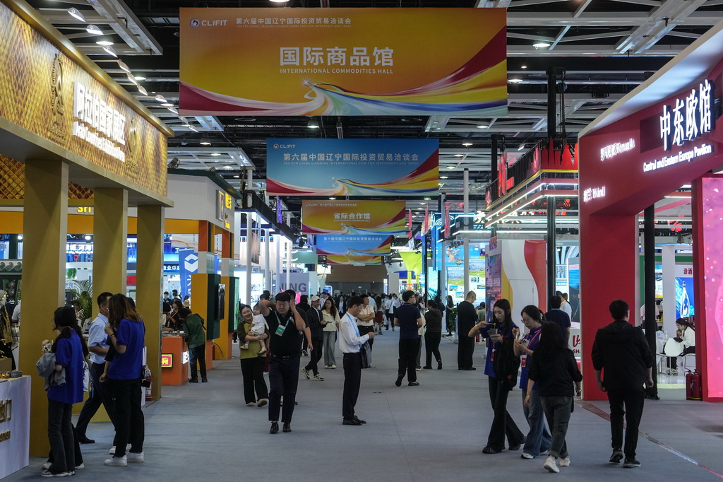 9月25日，人们在辽洽会主题展览上参观。