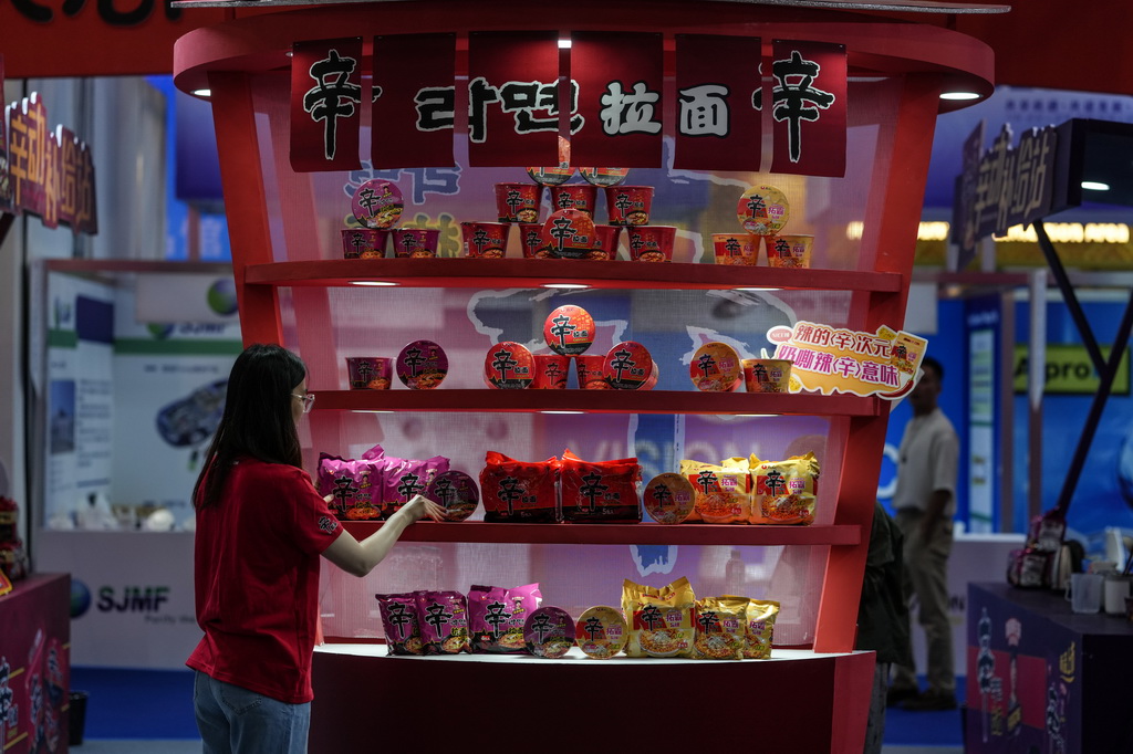 9月25日，工作人员在辽洽会主题展览上整理展出的商品。