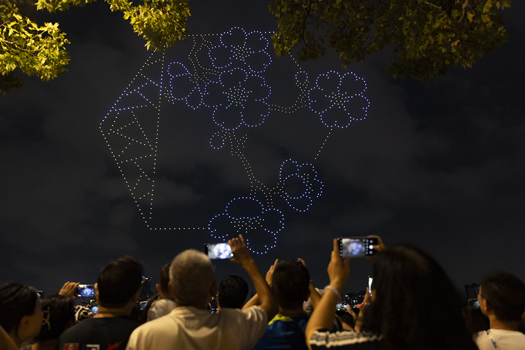 9月27日,市民游客在上海世纪公园观看无人机灯光秀。