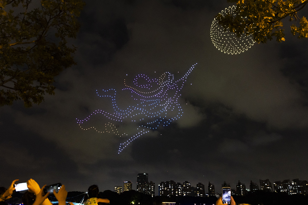 9月27日，市民游客在上海世纪公园观看无人机灯光秀。