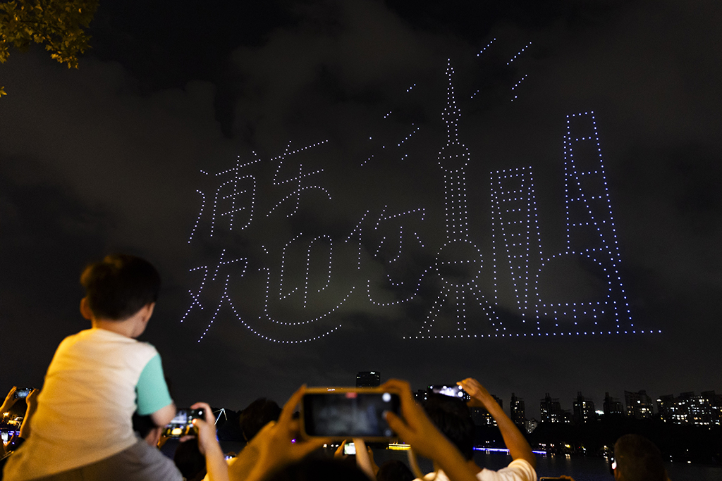 9月27日，市民游客在上海世纪公园观看无人机灯光秀。