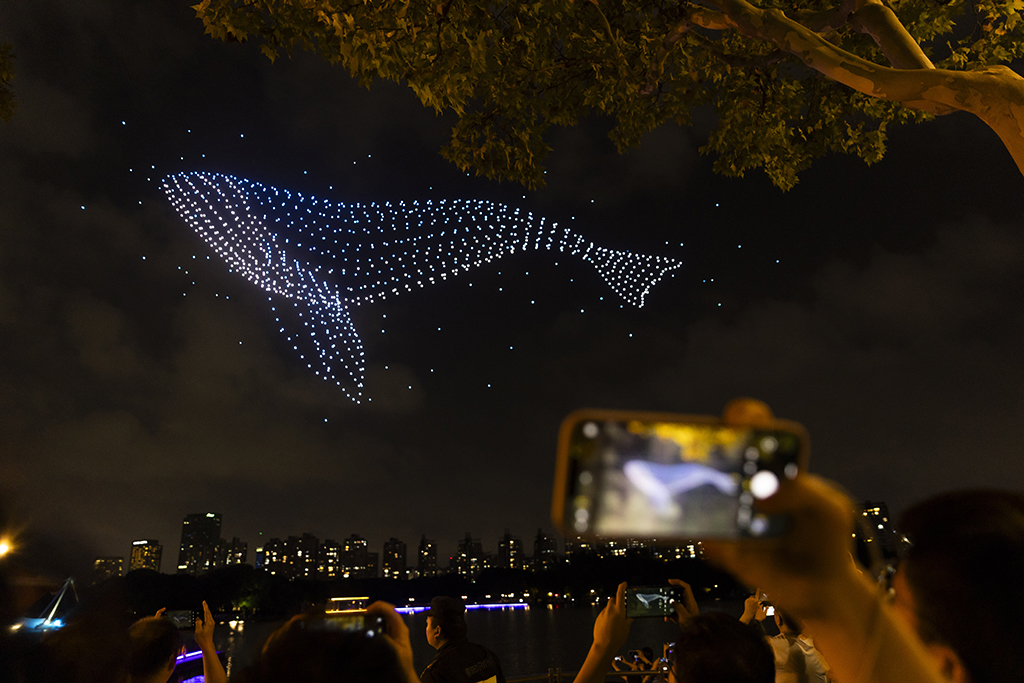 9月27日，市民游客在上海世纪公园观看无人机灯光秀。