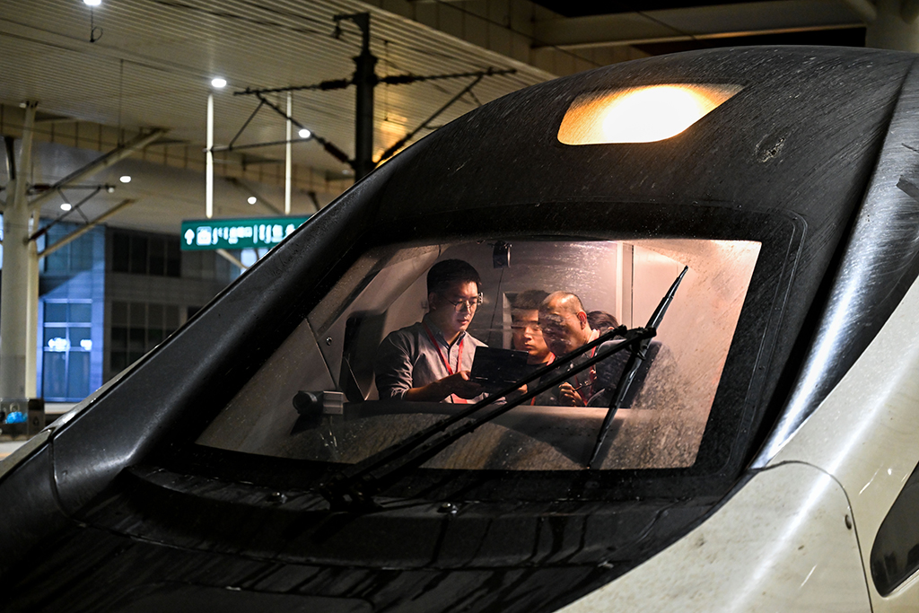 9月27日，工作人员在55601次试验列车上调试运行参数。