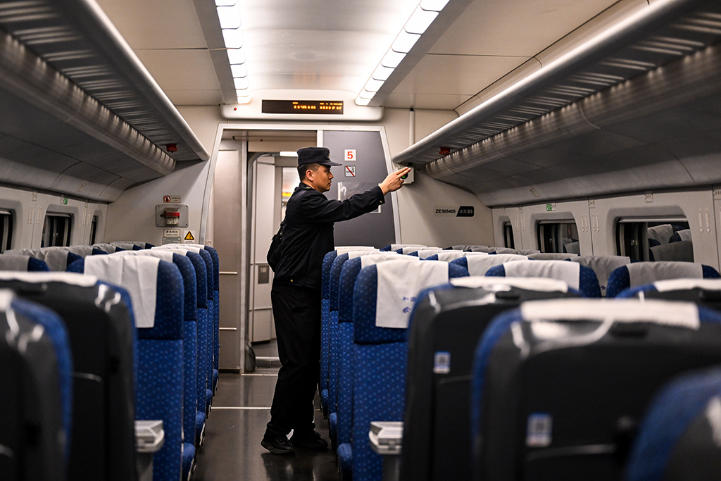 9月27日，工作人员在55601次试验列车上进行车内巡视作业。