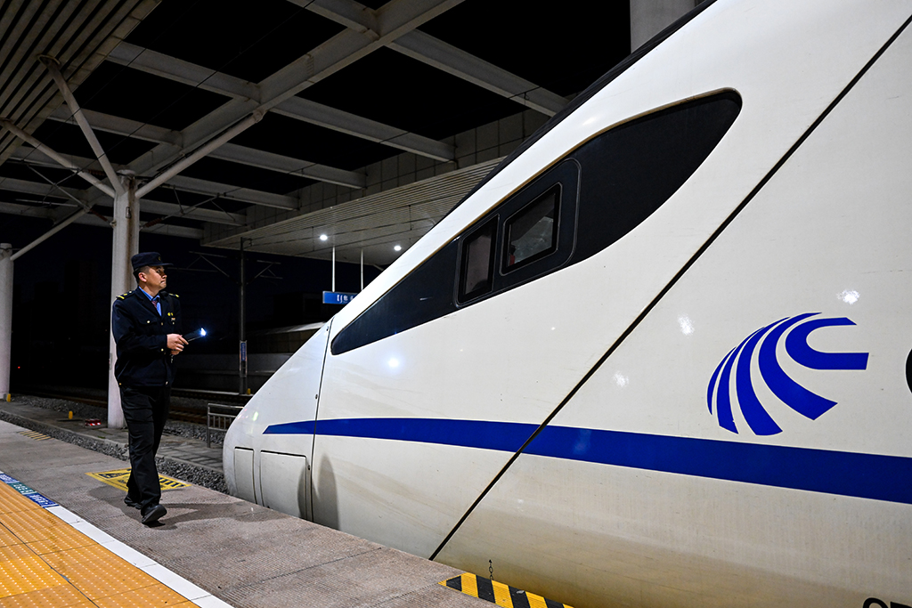 9月27日，工作人员在55601次试验列车外检查车体外观。