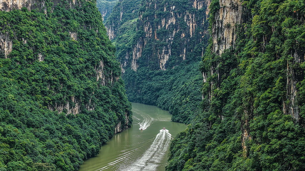 游客乘船游览花江大峡谷景区（9月27日摄，无人机照片）。