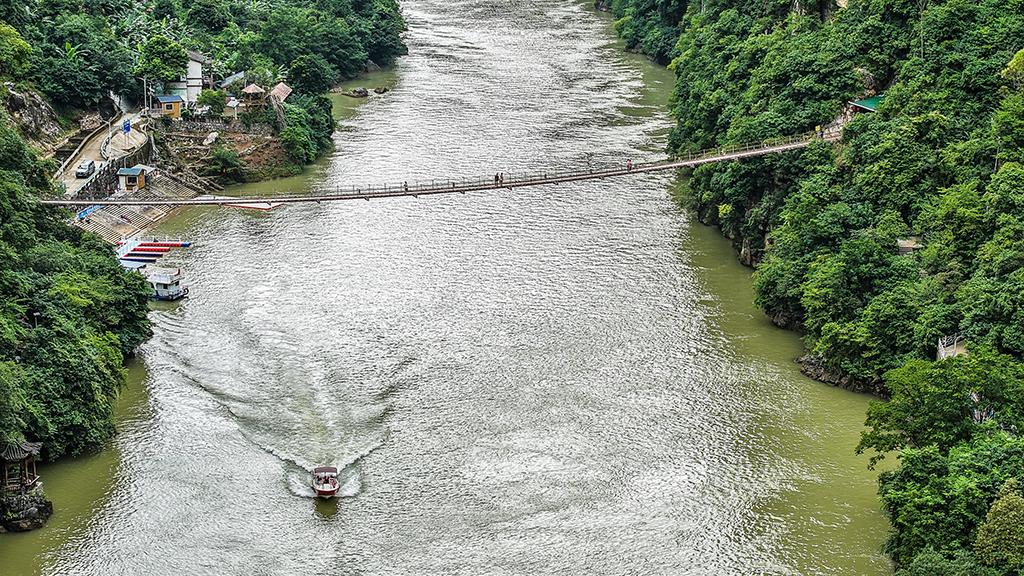 游客乘船游览花江大峡谷景区(9月27日摄,无人机照片)。