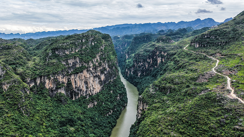 安顺市关岭布依族苗族自治县花江大峡谷景区风光（9月27日摄，无人机照片）。