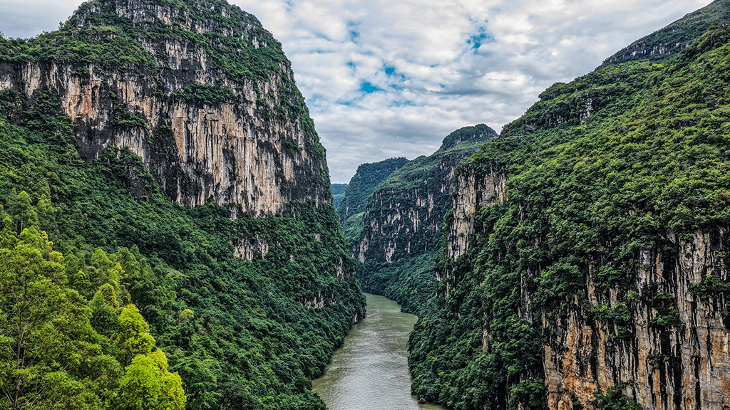 安顺市关岭布依族苗族自治县花江大峡谷景区风光（9月27日摄，无人机照片）。