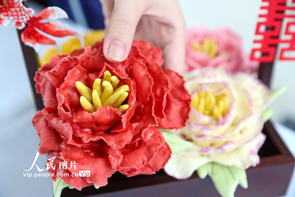 9月27日，商户在展示自家参展的花样馒头。