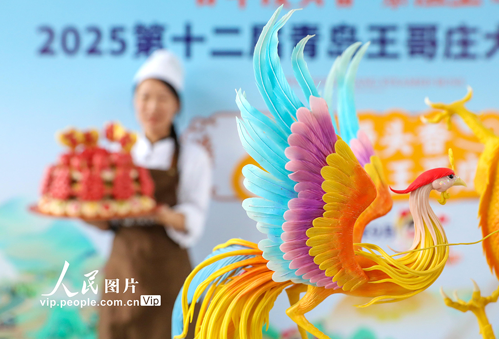 9月27日,商户在展示自家参展的花样馒头。