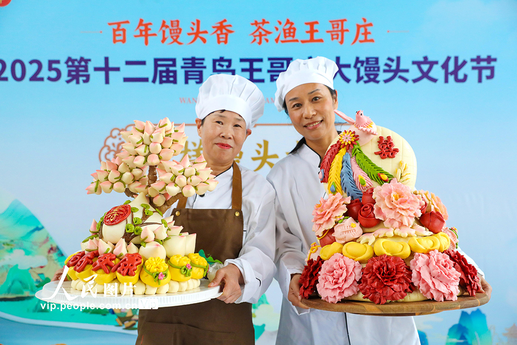 9月27日,商户在展示自家参展的花样馒头。