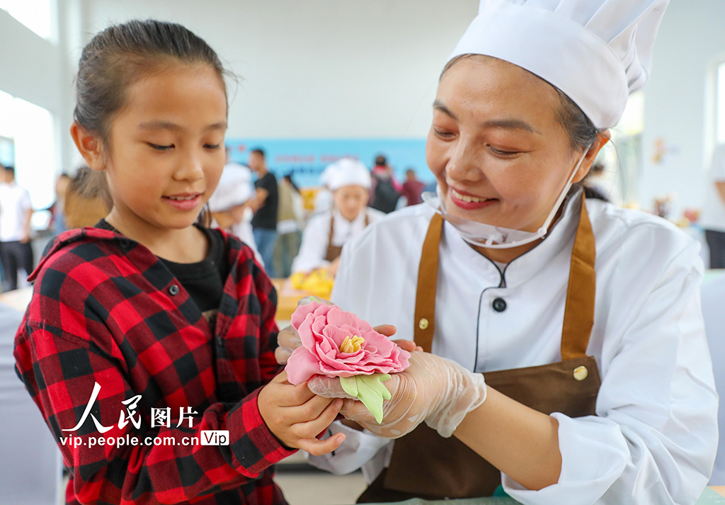 9月27日，商户在展示自家参展的花样馒头。