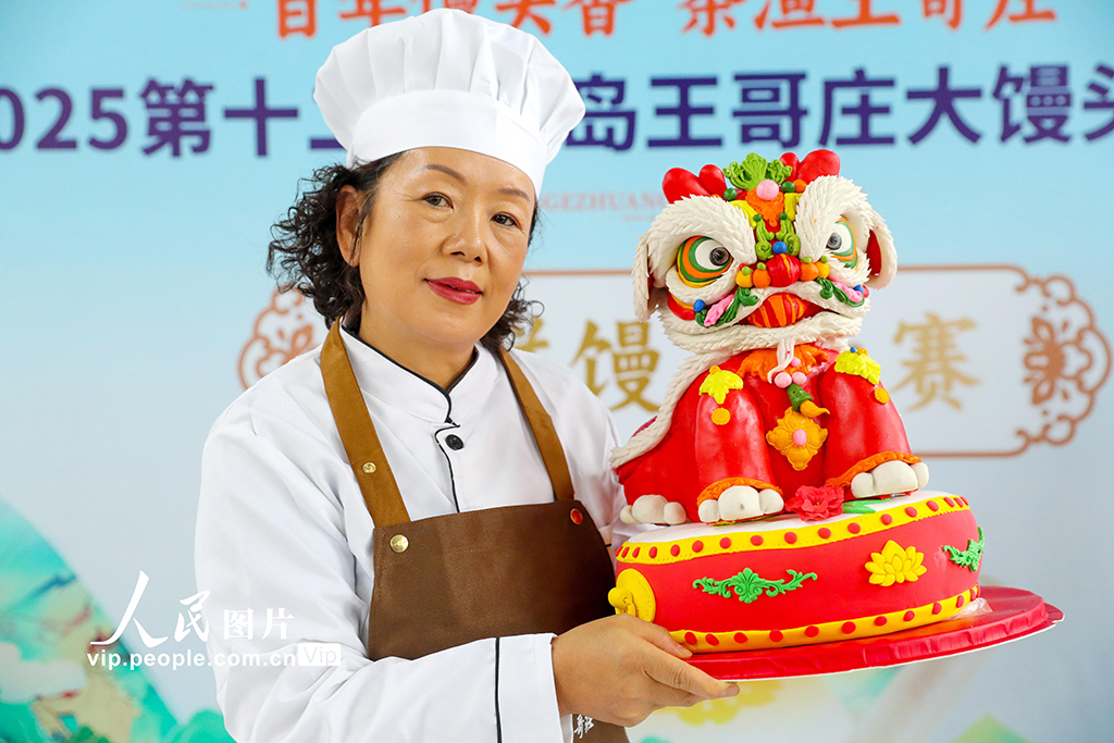 9月27日，商户在展示自家参展的花样馒头。