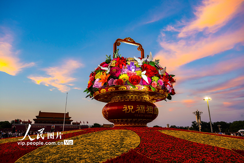 “祝福祖国”巨型花篮亮相天安门广场【3】