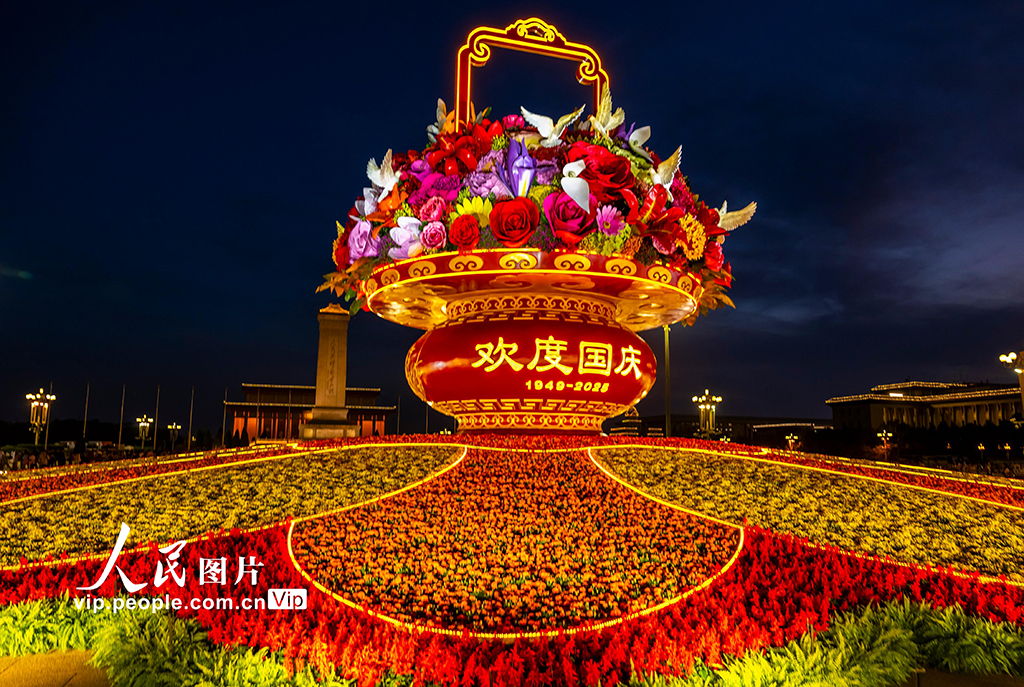 “祝福祖国”巨型花篮亮相天安门广场【5】