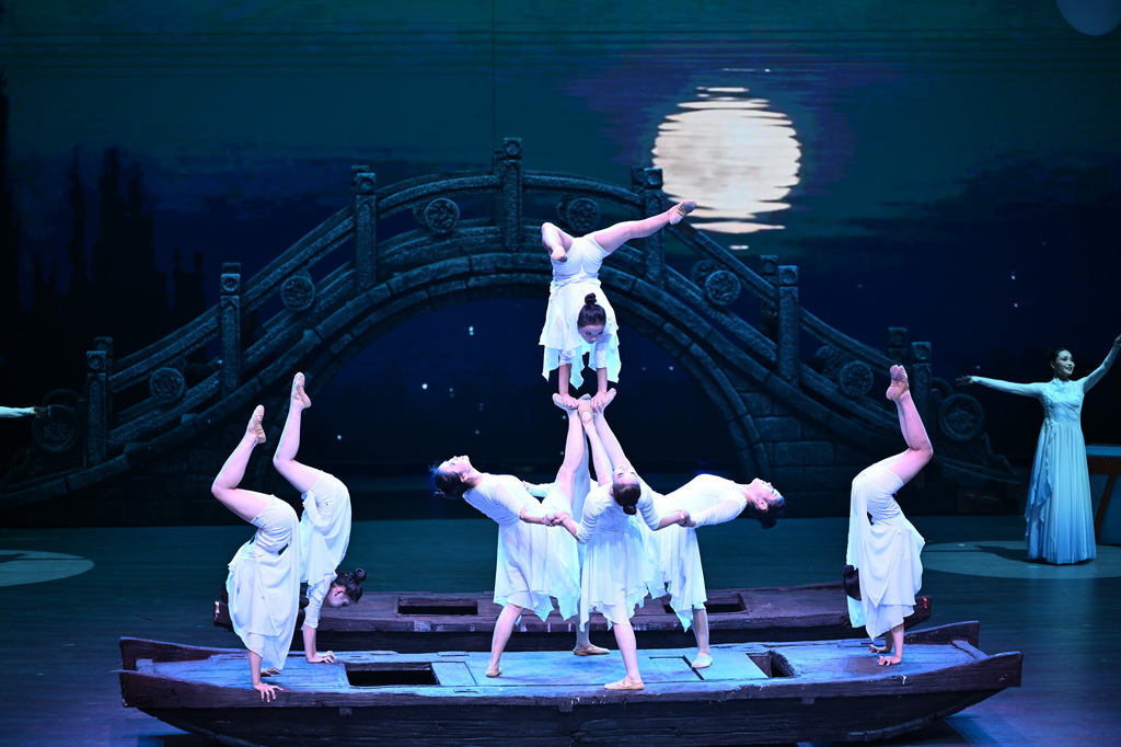9月28日，演员在第二十届中国吴桥国际杂技艺术节开幕式上表演。