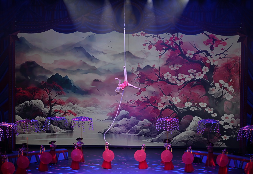 9月28日，演员在第二十届中国吴桥国际杂技艺术节开幕式上表演。