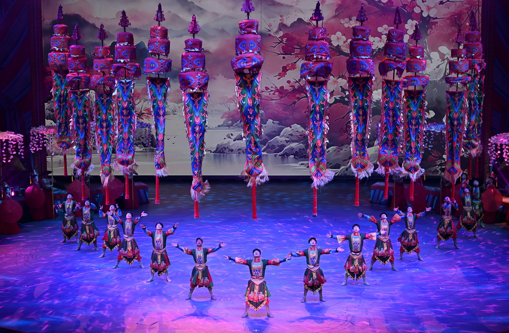 9月28日，演员在第二十届中国吴桥国际杂技艺术节开幕式上表演。