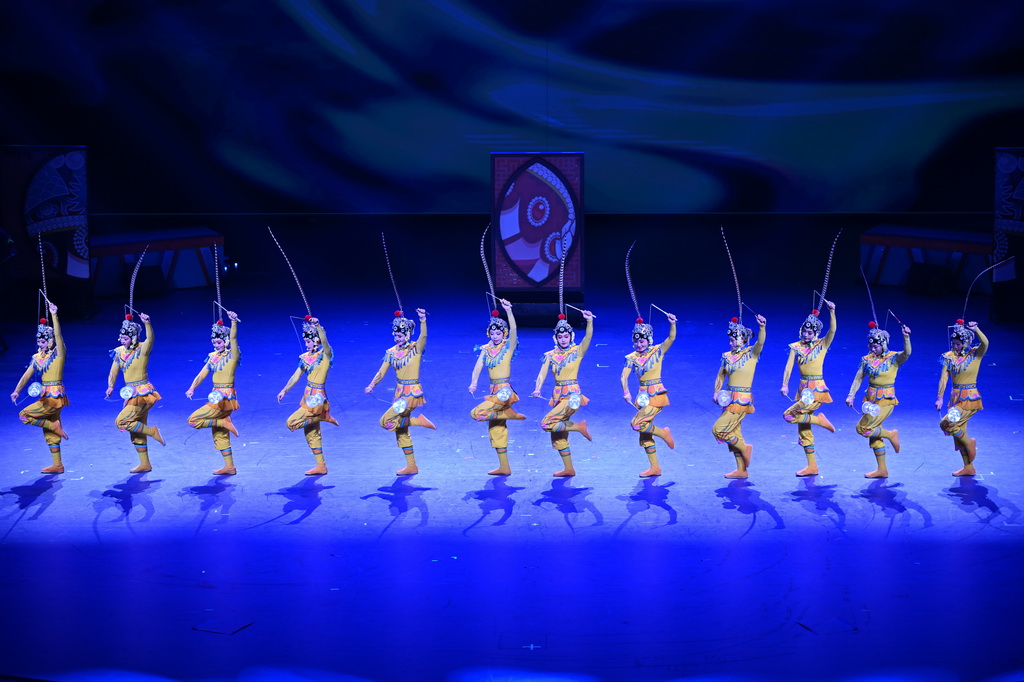 9月28日，演员在第二十届中国吴桥国际杂技艺术节开幕式上表演。