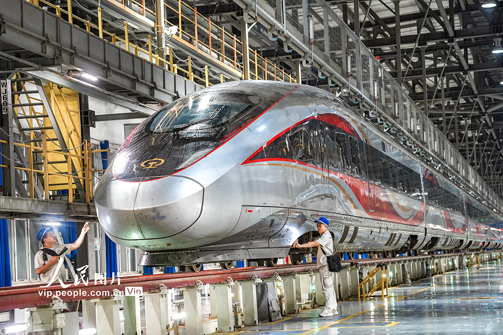 河南郑州：检修动车保障“双节”运输安全【2】