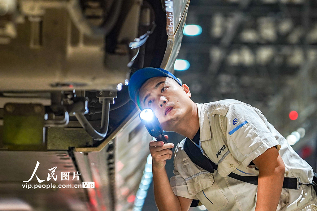 河南郑州：检修动车保障“双节”运输安全【3】