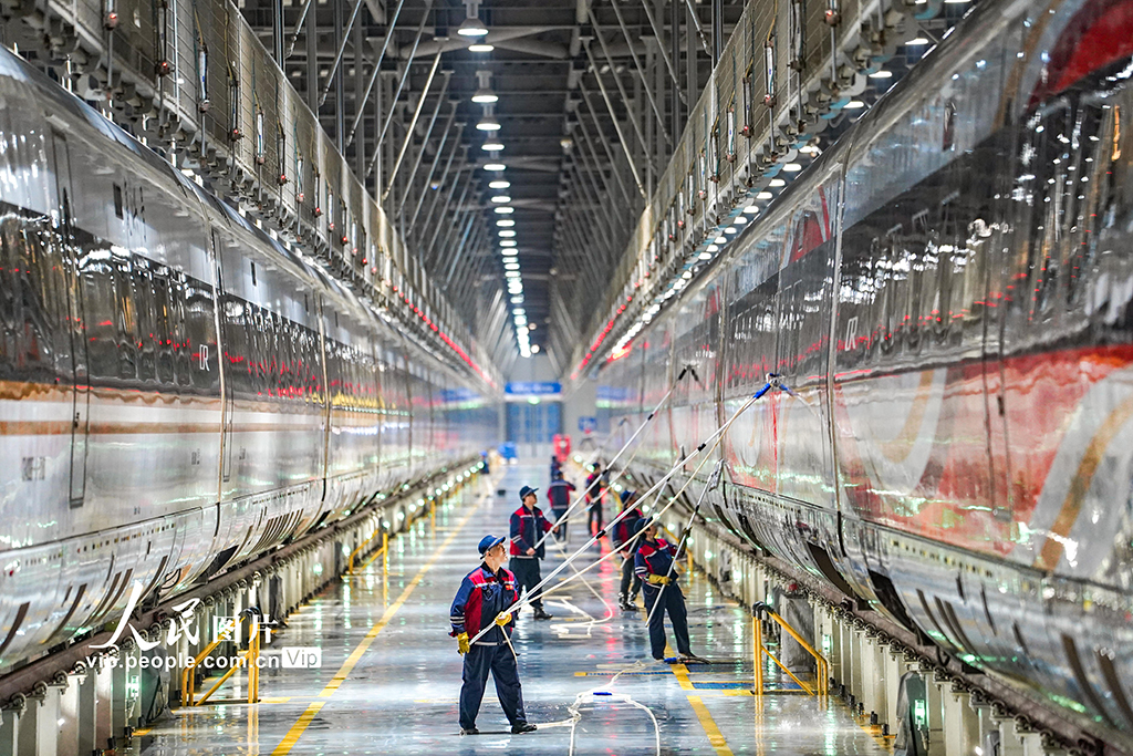 河南郑州：检修动车保障“双节”运输安全【4】