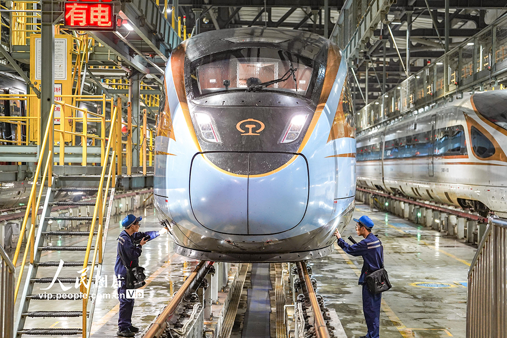 河南郑州：检修动车保障“双节”运输安全【5】