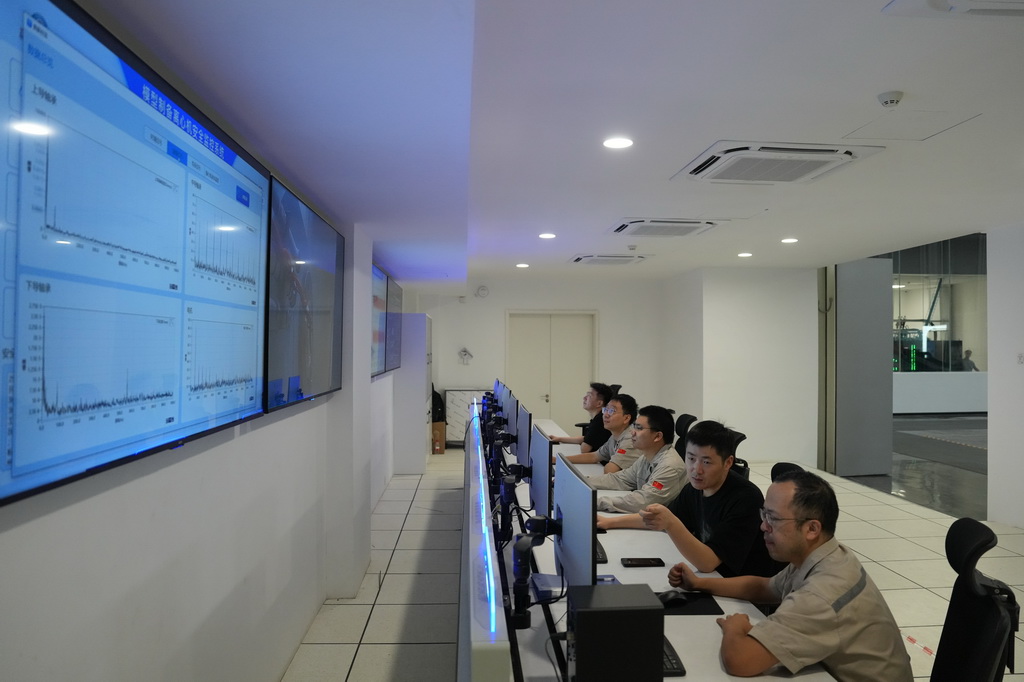 9月29日，工作人员通过模拟制备离心机安全监控系统管理设备运行。