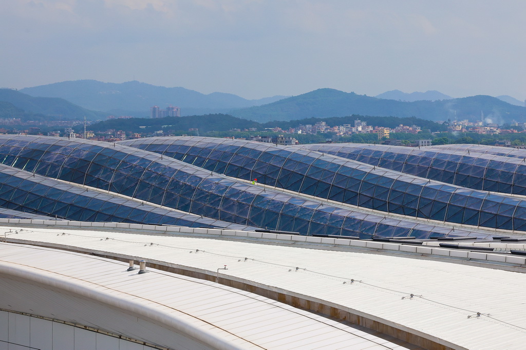 广州白云机场T3航站楼的采光屋顶造型和远处山峦形成呼应（9月29日摄）。