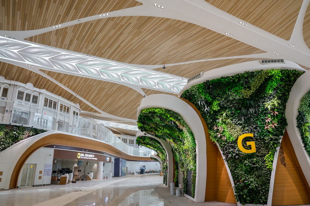 广州白云机场T3航站楼稻穗造型的屋顶遮阳板和木棉花开造型的值机岛台构成“花开穗满”的设计创意（9月29日摄）。