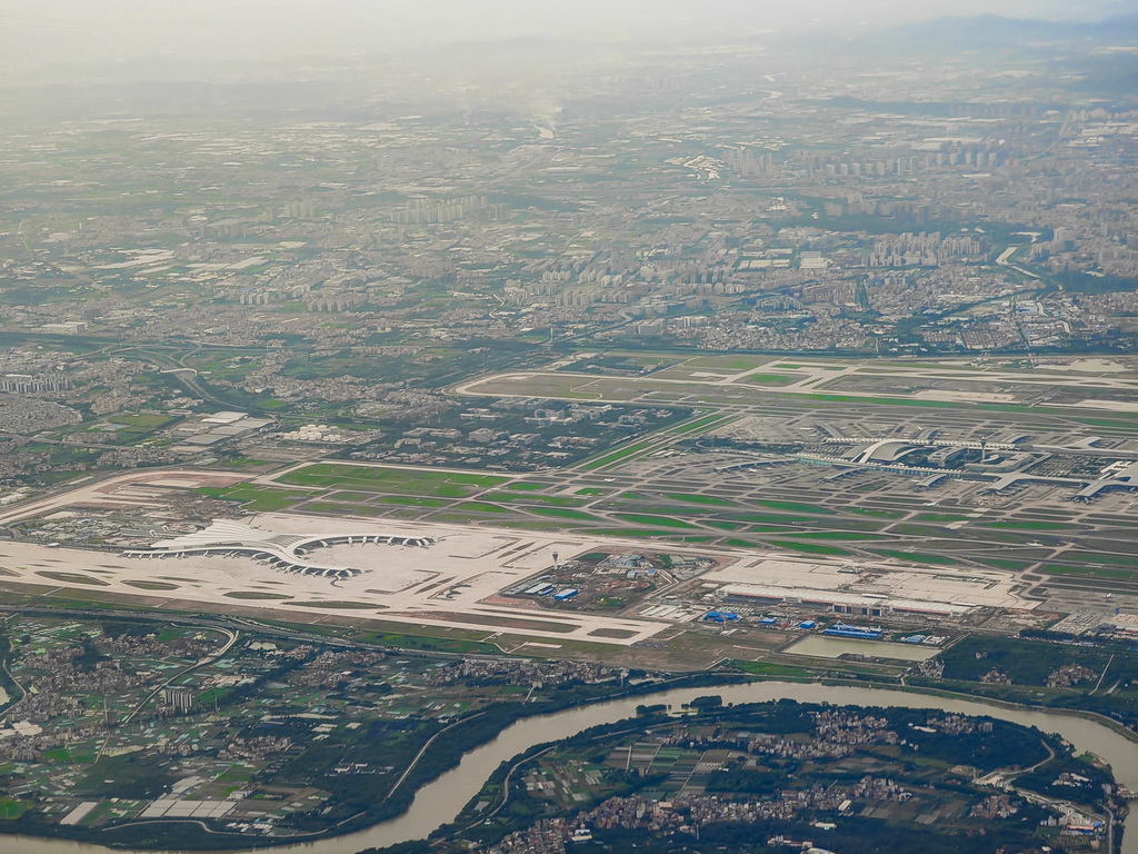 这是广州白云机场T3航站楼（左）和T1、T2航站楼（右）的航拍照片（8月24日摄，手机照片）。