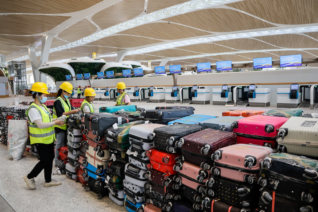 9月29日，工作人员在广州白云机场T3航站楼出发大厅进行值机行李托运测试。