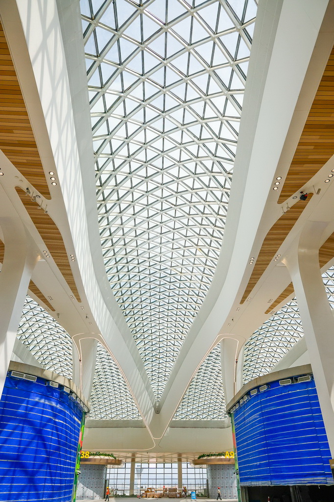 广州白云机场T3航站楼国际出发区的采光屋顶（9月29日摄）。