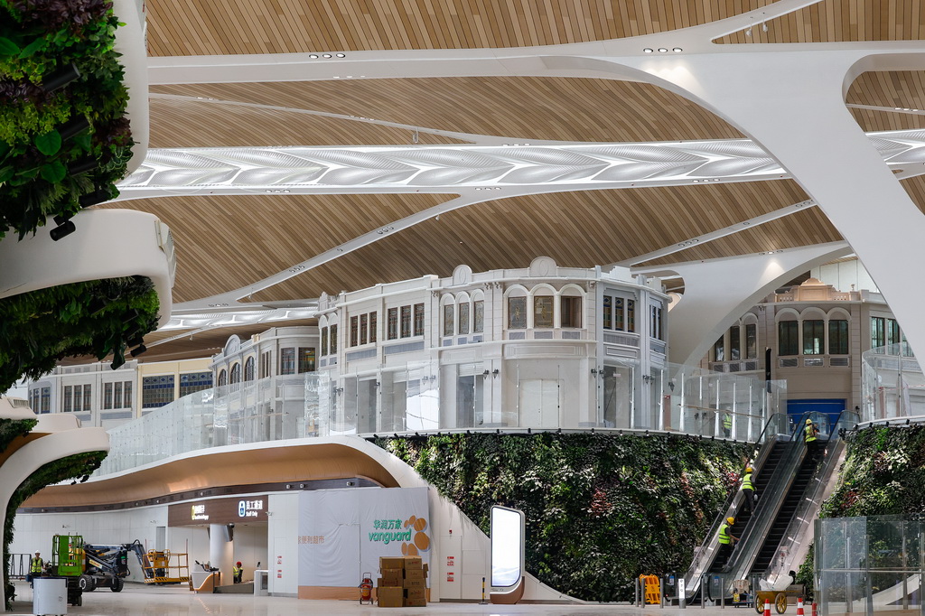 广州白云机场T3航站楼出发大厅商业区采用岭南骑楼的建筑风格（9月29日摄）。