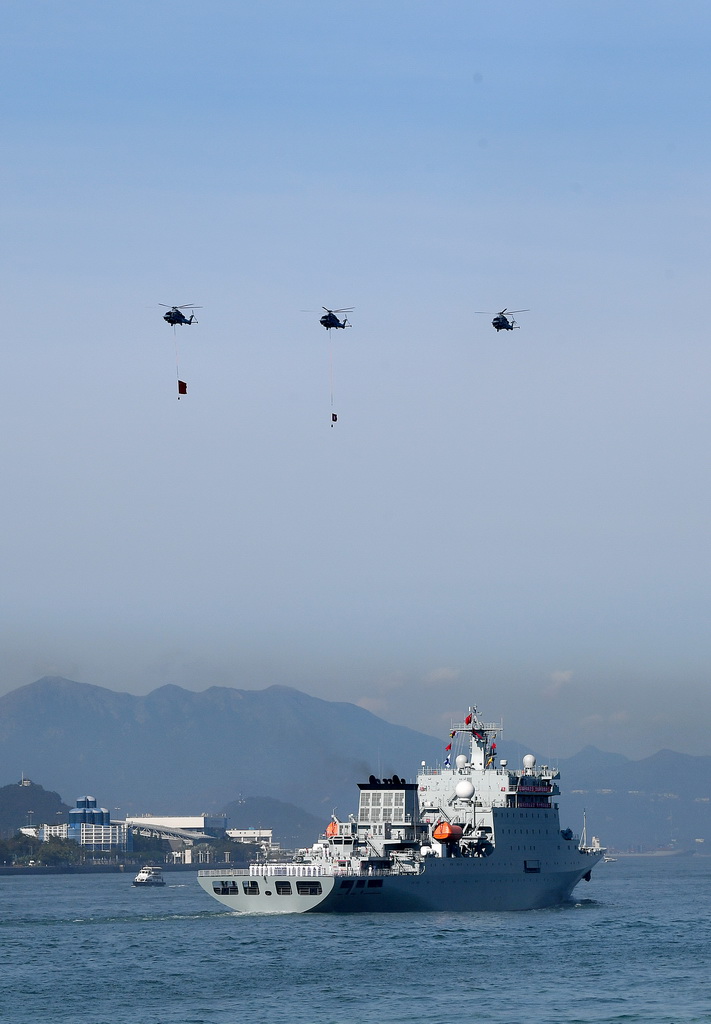 9月30日，中国海军戚继光舰经过香港维多利亚港。