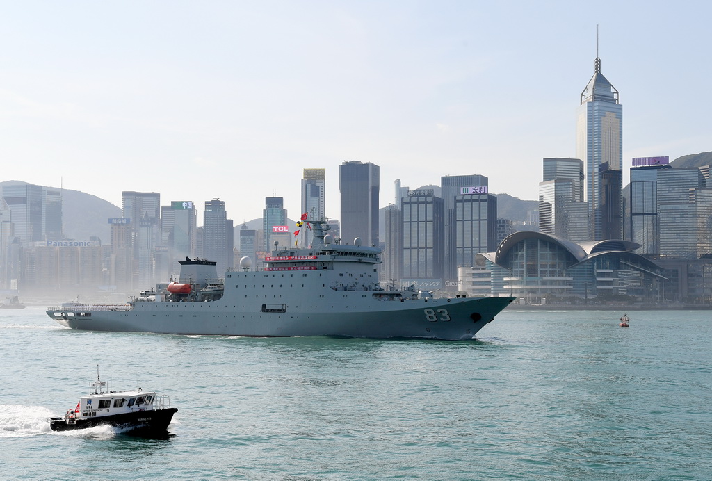 9月30日，中国海军戚继光舰经过香港维多利亚港。