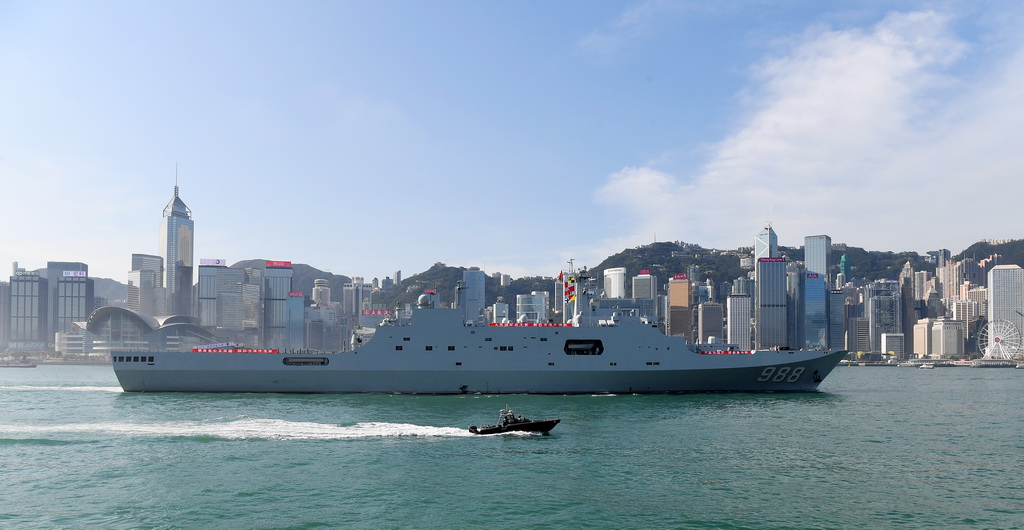 9月30日，中国海军沂蒙山舰经过香港维多利亚港。