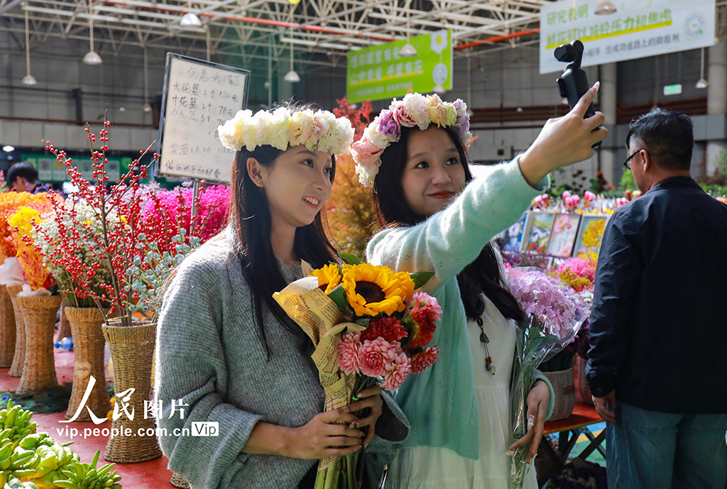 云南昆明：假期花市人气旺【2】