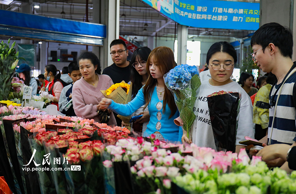 云南昆明：假期花市人气旺【3】