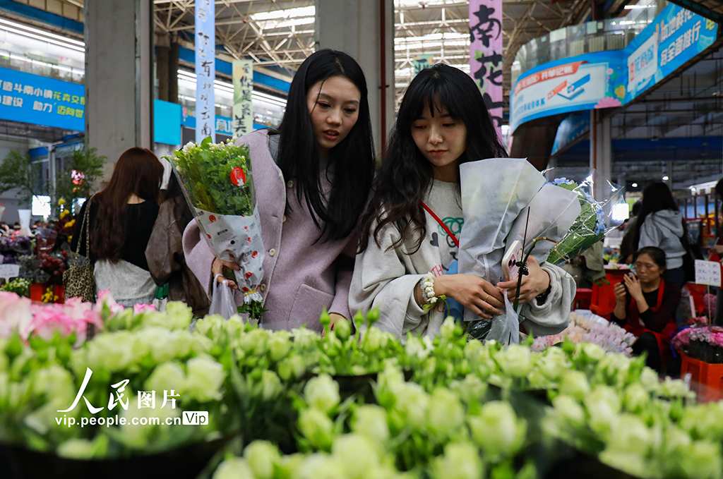 云南昆明：假期花市人气旺【6】