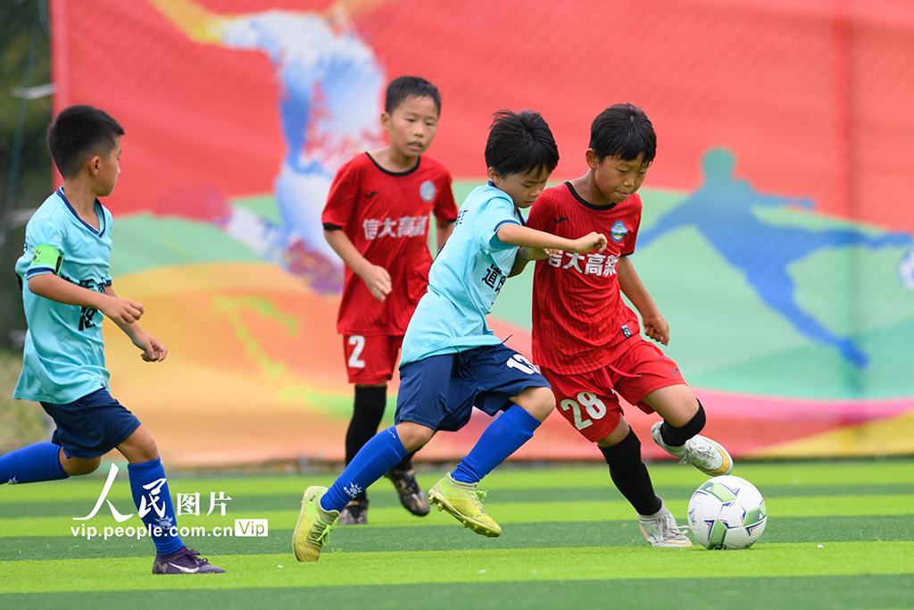 10月2日，江苏南京，小朋友走上绿茵场，通过参加足球运动的方式欢度假期。杜懿摄（人民图片网）