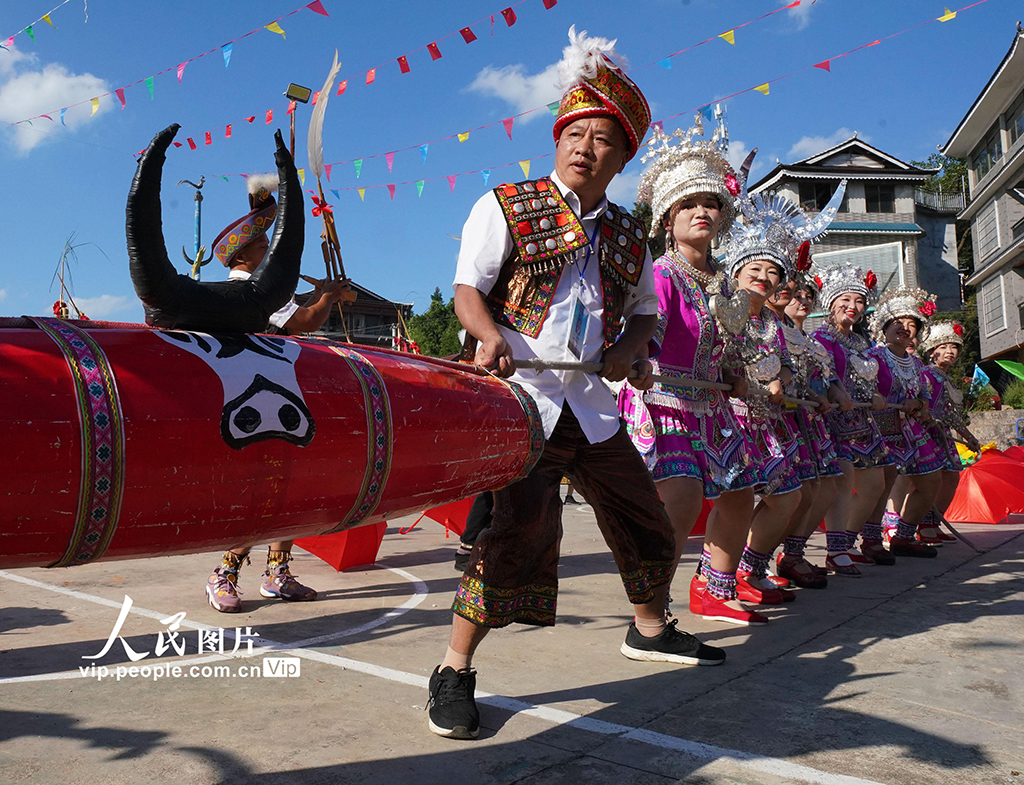 10月2日，广西融水苗族自治县安太乡洞安侗寨开展“打同年”活动，当地群众欢聚一堂，唱苗歌、吹芦笙、跳踩堂舞及进行拉鼓比赛、吃百家宴等，在丰富多彩的民俗活动中欢度国庆佳节。龙林智 摄（人民图片网）