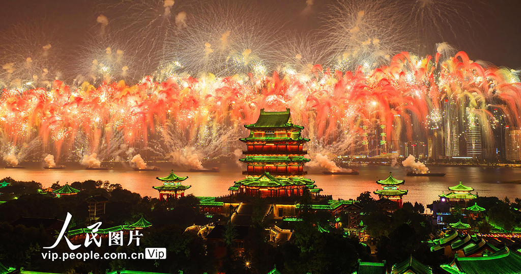 10月1日，江西南昌“盛世华彩 豫章欢歌”2025年国庆烟花晚会在赣江上空精彩上演。毛思远摄（人民图片网）