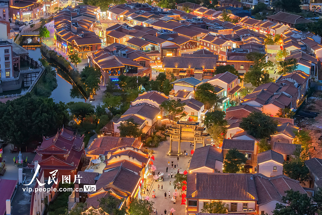 10月1日，福建省福清市利桥古街灯光璀璨、游人如织，众多游客逛古街、赏非遗、品美食，在国庆中秋假期沉浸式感受千年古街的独特魅力。谢贵明摄（人民图片网）