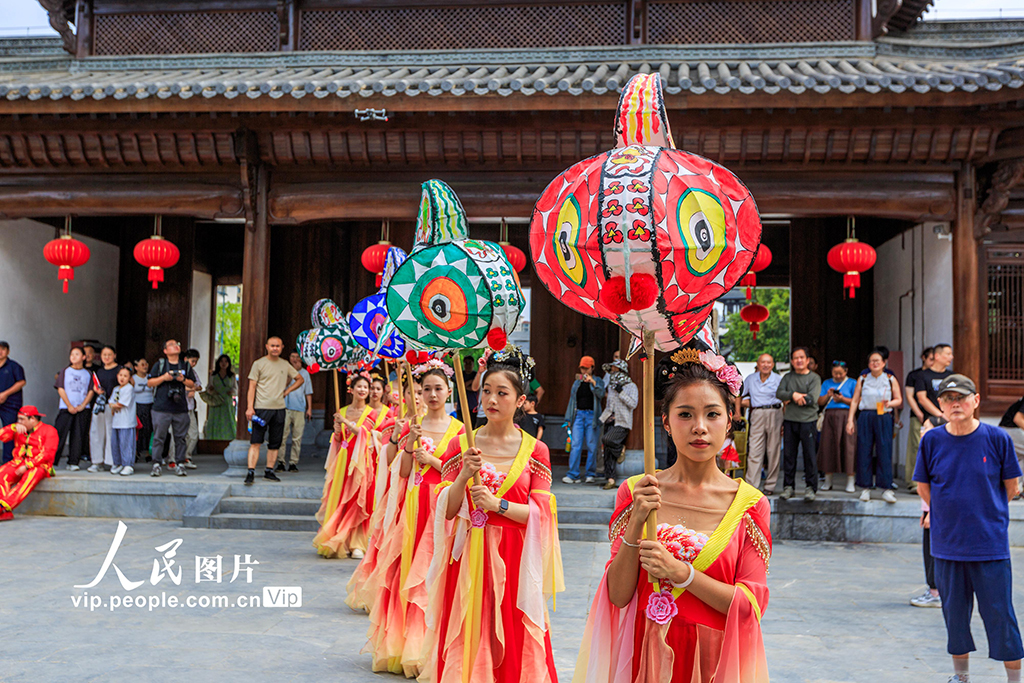 10月1日，在安徽省芜湖市镜湖区芜湖古城，无为鱼灯在古城街道展演巡游，为国庆佳节增添了浓厚的节日氛围。陶海金摄（人民图片网）